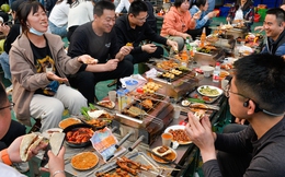 Bị lãng quên nhiều năm, "Thánh địa đồ nướng" Trung Quốc bất ngờ chật cứng thực khách: Nhà hàng bán 10.000 xiên mỗi ngày cũng không đáp ứng nổi nhu cầu