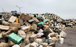 Hàng núi rác chất đống vớt từ vịnh Hạ Long