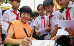 MC Thảo Vân bị vây kín, diễn giả Thanh An ký mỏi tay khi tặng sách cho học sinh Hà Nội