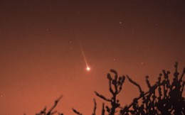 Đuôi sao chổi khổng lồ của Sao Thủy khi nó tiến sát Mặt trời như thế nào?