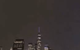 Thót tim nhìn sét đánh trúng tòa nhà chọc trời ở New York