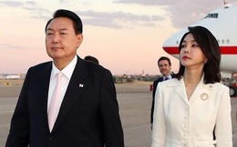 Vợ chồng Tổng thống Hàn Quốc mặn nồng dù đến với nhau ở tuổi "xế chiều"