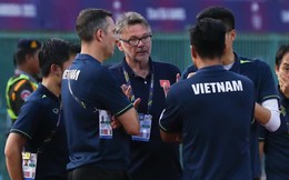 Xin hãy bình tĩnh và để yên cho ông Troussier tiếp tục công việc của mình