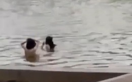 Xác minh thông tin 2 thanh niên thản nhiên tắm tại Hồ Gươm