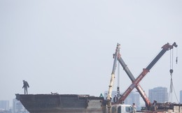 Vì sao đã hoàn thành cưỡng chế vẫn còn một tàu lênh đênh trên Hồ Tây?
