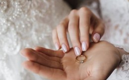 Mẹ chồng đọc 4 gia quy trong đám cưới, cô dâu tháo nhẫn huỷ hôn