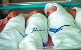 Thấy vợ sinh 4, chồng sợ hãi bỏ mặc không chịu đến thăm
