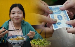 Tấm biển treo trên quán bún riêu "níu kéo" sự chú ý của người đi đường: Những bát bún 5k đầy niềm vui