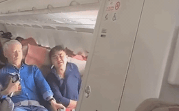 Nam hành khách mở cửa máy bay 2 phút trước khi hạ cánh vì "muốn xuống nhanh"