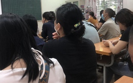 Nhiều cha mẹ đi họp phụ huynh bấm điện thoại nhưng lại cấm con sử dụng