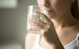 Uống quá nhiều hoặc quá ít nước đều gây hại: Mùa hè nên uống bao nhiêu là đủ?