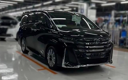 Toyota Alphard 2024 lần đầu lộ trọn vẹn ngoại thất ngoài đời thực: Tản nhiệt ngày càng lớn, đèn hậu 3D