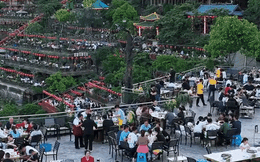 Nhà hàng lẩu lớn nhất Trung Quốc mỗi ngày phục vụ "một huyện người": Ăn xong xuống lấy xe đã thấy đói