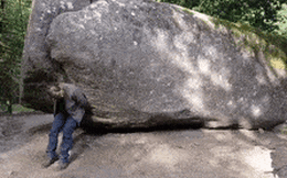 Lạ lùng tảng đá nặng tới 137 tấn nhưng ai cũng có thể dễ dàng di chuyển