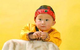 Ung Chính tròn 1 tuổi đã cầm bút lông viết ra 1 chữ, Khang Hi vừa nhìn đã nhủ thầm: "Xứng đáng nối ngôi thiên tử"