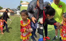 Góc đáng yêu: HLV Mai Đức Chung cho em bé Campuchia một vốc kẹo trong buổi tập của ĐT nữ Việt Nam ở SEA Games 32
