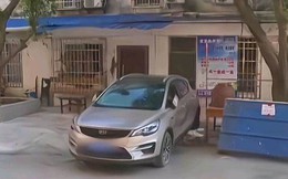 Bị đỗ xe chắn cửa nhà suốt 5 năm, chủ nhà tung chiêu độc khiến chủ xe phải xin lỗi
