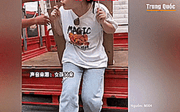 Trung Quốc: Nữ sinh cõng tủ lạnh giao hàng thay cha tàn tật