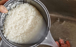 Nghiên cứu tìm thấy hạt vi nhựa trong gạo: Bạn nên hay không nên vo gạo trước khi nấu?
