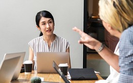 "Đối mặt với khó khăn, bạn giải quyết thế nào?", cô gái EQ cao trả lời khiến lãnh đạo gật đầu tán thưởng