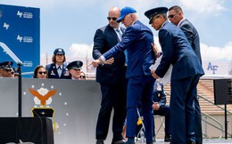 Tổng thống Biden ngã trên sân khấu Học viện Không quân