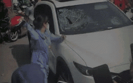 Xôn xao clip vợ dùng mũ bảo hiểm đập vỡ kính xe ô tô, nghi đánh ghen