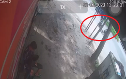 Camera toàn cảnh vụ hai xe máy va chạm trên phố Hà Nội, 3 người thương nặng