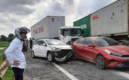 Đằng sau những bức ảnh TNGT: Công-ten-nơ dồn hai ô tô đang dừng vì tai nạn