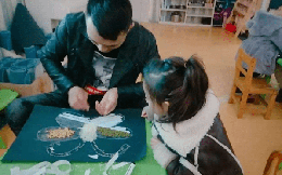 Đi xem triển lãm, bé gái phát hiện điều 'bất thường' dưới tác phẩm của Lý Bạch
