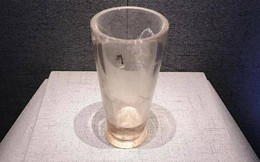 Tìm thấy chiếc cốc “xuyên không” trong mộ cổ hơn 2.000 năm, nhà khảo cổ không ngờ đây là bảo vật quốc gia