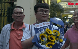 Bất ngờ tại điểm thi tốt nghiệp THPT: “Cảm ơn em vì nuôi dạy con trưởng thành !”