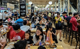 Hà Nội: Người dân đổ xô vào trung tâm thương mại tránh nắng nóng hầm hập kèm mất điện