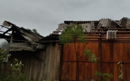Nhà dân ở Sơn La, Yên Bái bị gió lốc thổi tung mái, 1 người mất tích