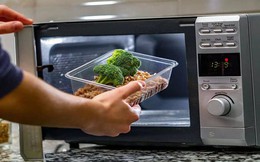 Trường Y Harvard giải mã tin đồn 'đứng gần lò vi sóng đang bật gây ung thư'