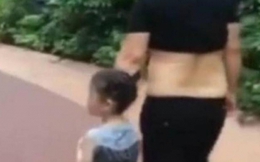 Ông bố vén áo khi đưa con đi dạo vì nóng, hành động sau đó của bé gái khiến netizen tranh cãi