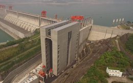 Trung Quốc sở hữu 'chiến thần' nâng tàu 'khủng' nhất thế giới: Không khác gì toà nhà khổng lồ, nâng tàu 3.000 tấn lên cao 113 m 'ngon ơ' trong 40 phút