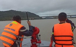 Đang chở mẹ trên cầu, nam thanh niên dừng lại rồi bất ngờ nhảy xuống sông tự tử