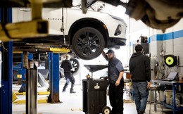 Chuyện gì đang xảy ra với ngành ô tô: Nước Mỹ dự đoán suốt mùa hè sẽ không ai có thể sửa xe nếu hỏng, có người chờ cả tháng cũng chưa có lốp mới để thay