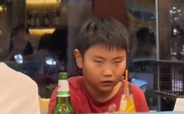 Cậu bé tiểu học tình cờ gặp cô giáo trong kỳ nghỉ hè, ánh mắt em khiến ai cũng cười: Giống hệt tôi hồi nhỏ!