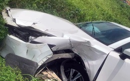 Đằng sau những bức ảnh TNGT: Mazda CX-5 tan nát sau cú va chạm với công-ten-nơ