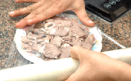 Bác sĩ chỉ ra sai lầm khi sử dụng màng bọc thực phẩm tăng nguy cơ ung thư, trẻ dậy thì sớm