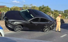 Đằng sau những bức ảnh TNGT: Va chạm với xe khách, Mazda3 bị đẩy trèo lên dải phân cách cứng