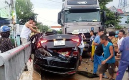 Clip TNGT: Công-ten-nơ qua ngã tư với tốc độ tử thần, kẹp cứng Hyundai Accent vào lan can cầu