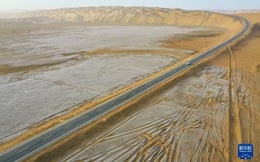 Trung Quốc đổ 5,7 nghìn tỷ san bằng sa mạc di động lớn thứ 2 thế giới, tạo nên công trình kéo dài 334 km
