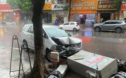 Clip TNGT: Toyota Innova húc đổ tủ điện rồi rồ ga bỏ chạy