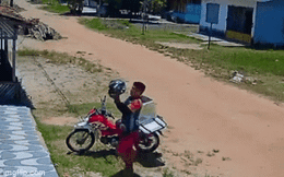 Đi giao đồ ăn cho khách, shipper suýt mang tiếng oan cho đến khi xem camera