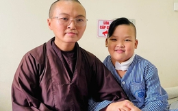 Chú tiểu đau đớn chịu đựng khối u lớn trên cổ, bác sĩ kêu gọi nhà hảo tâm giúp đỡ