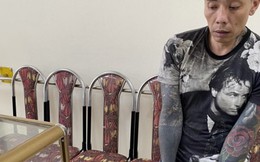 Người đàn ông xăm trổ đi xe sang Lexus mang theo súng ngắn và 24 viên đạn