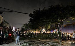 Hà Nội: Xe máy bị tàu hỏa hất văng, hai phụ nữ thương vong
