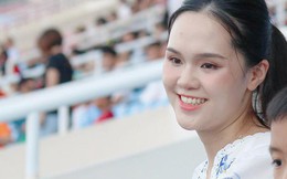 Ái nữ cựu chủ tịch CLB Sài Gòn lộ diện nhan sắc ngọt ngào sau sinh khi đến sân cổ vũ Duy Mạnh thi đấu